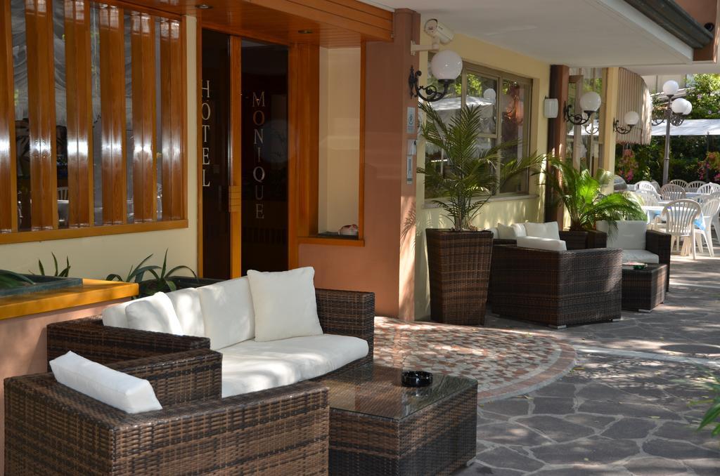 Hotel Monique แชร์เวีย ภายนอก รูปภาพ
