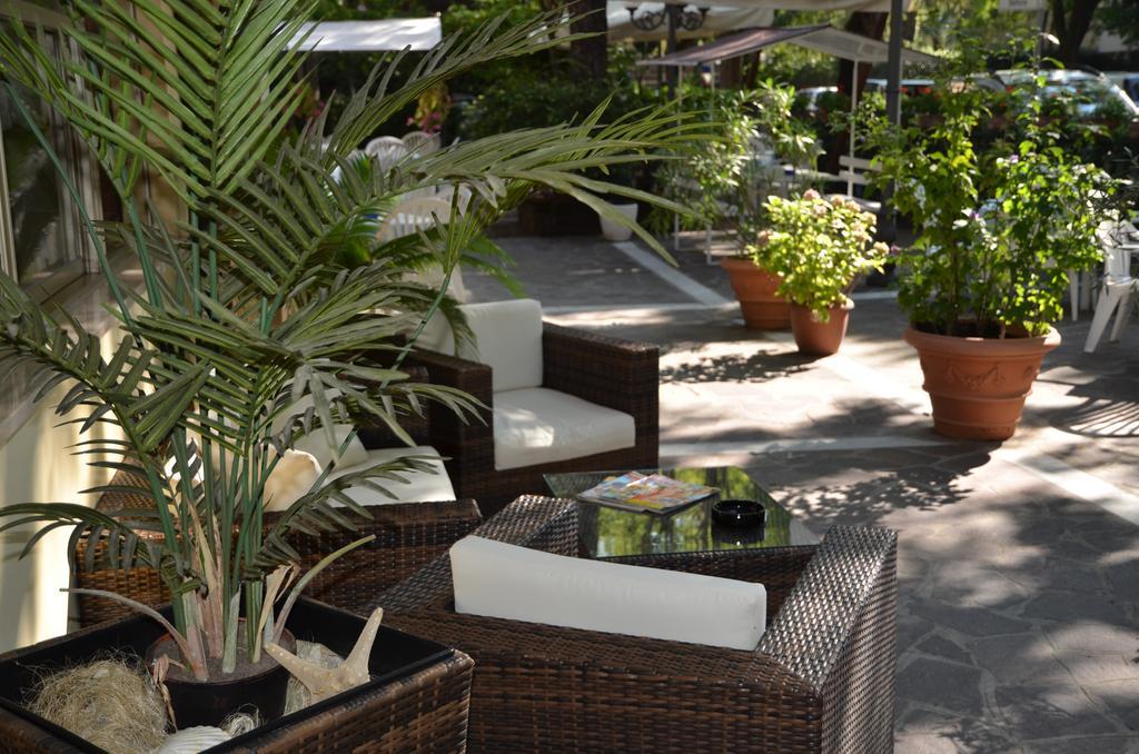 Hotel Monique แชร์เวีย ภายนอก รูปภาพ