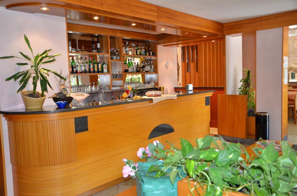 Hotel Monique แชร์เวีย ภายนอก รูปภาพ