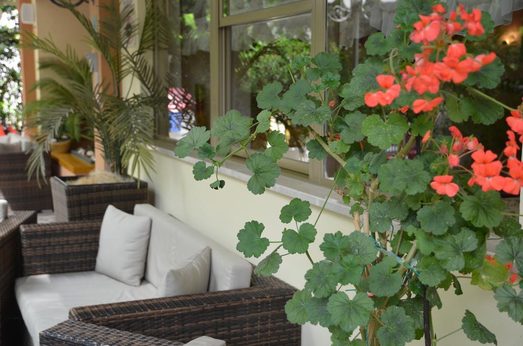 Hotel Monique แชร์เวีย ภายนอก รูปภาพ