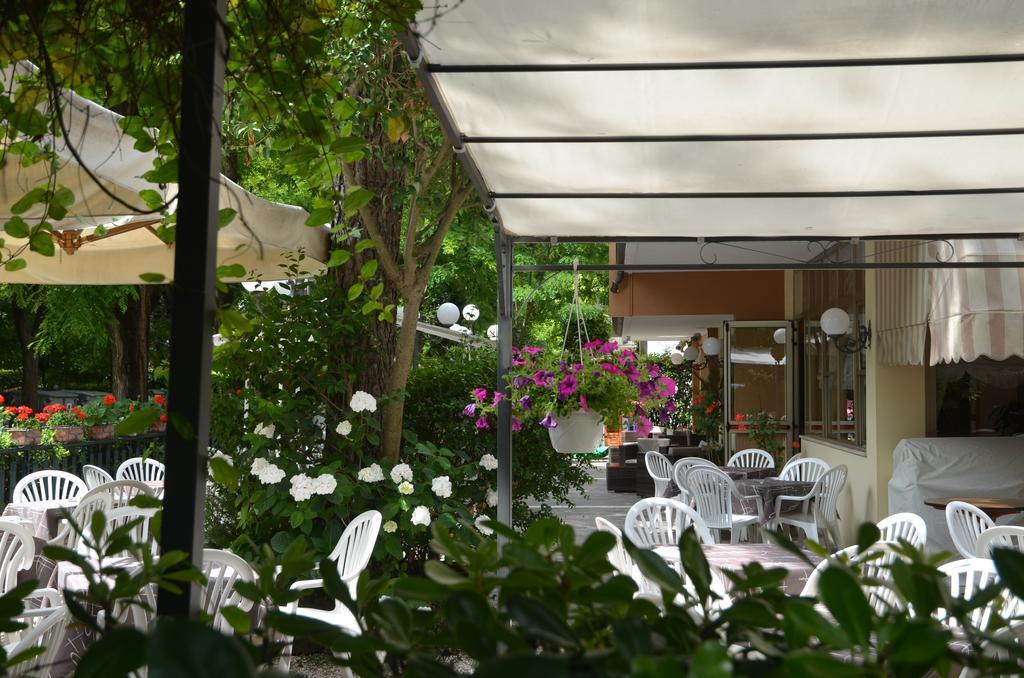 Hotel Monique แชร์เวีย ภายนอก รูปภาพ