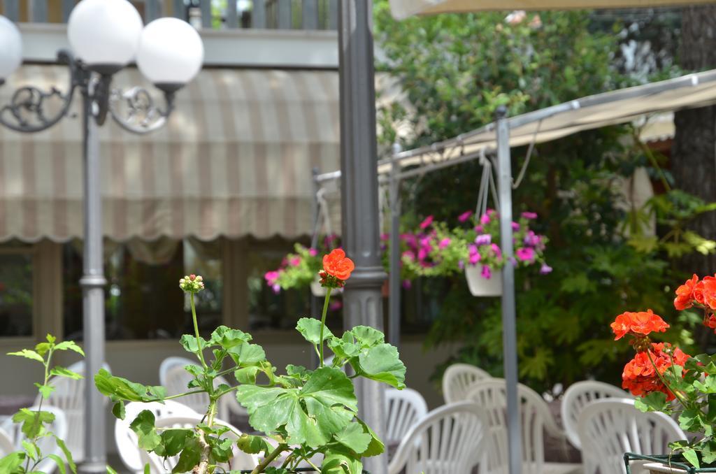 Hotel Monique แชร์เวีย ภายนอก รูปภาพ