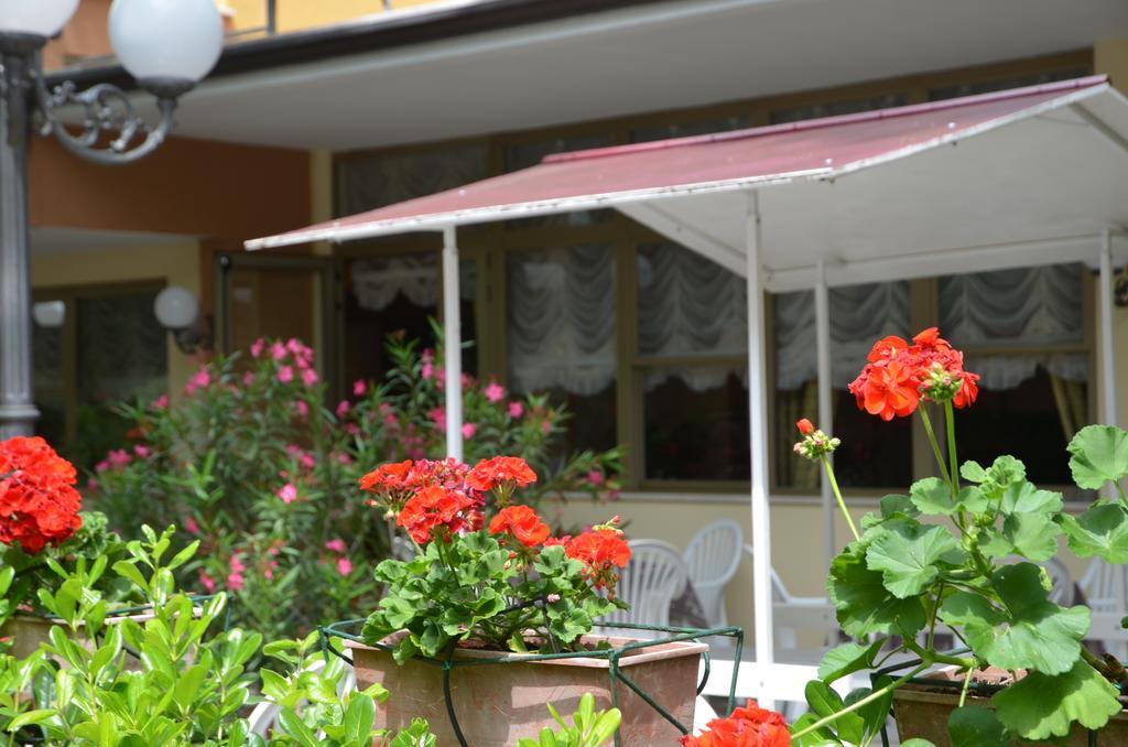 Hotel Monique แชร์เวีย ภายนอก รูปภาพ