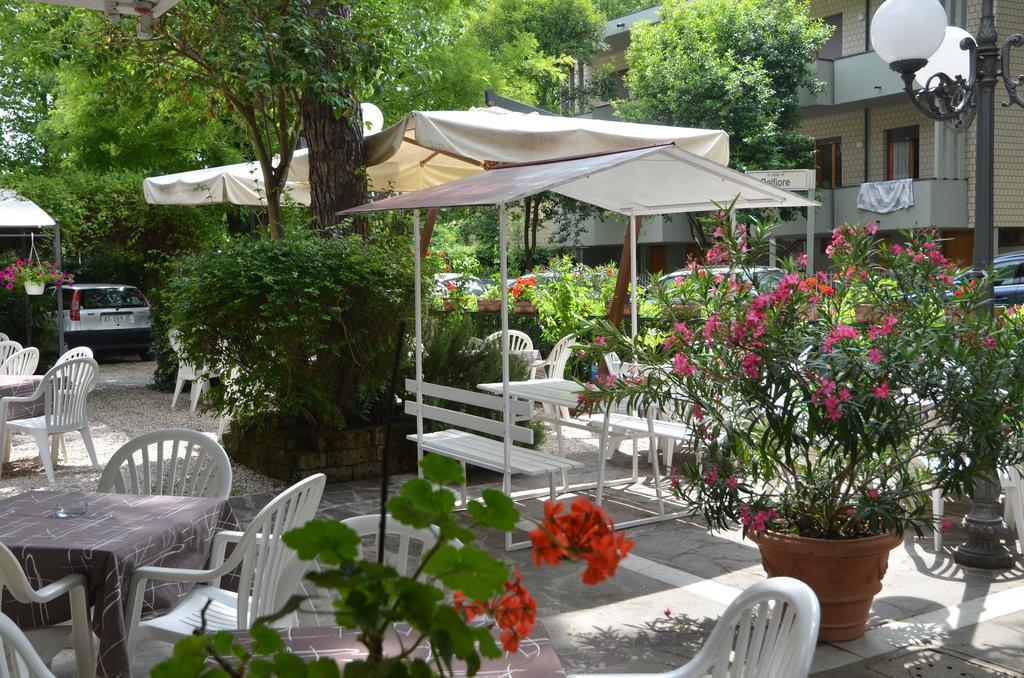 Hotel Monique แชร์เวีย ภายนอก รูปภาพ
