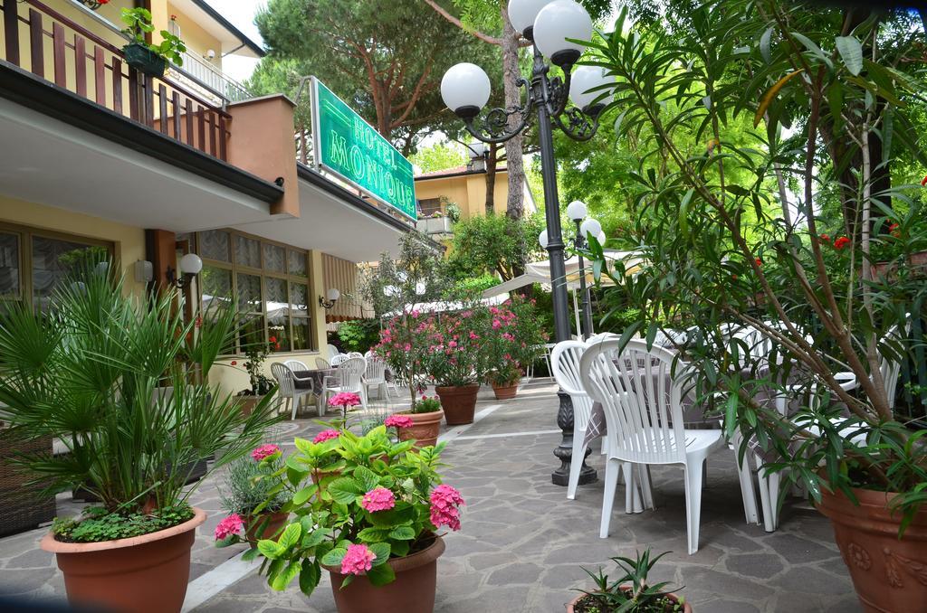 Hotel Monique แชร์เวีย ภายนอก รูปภาพ