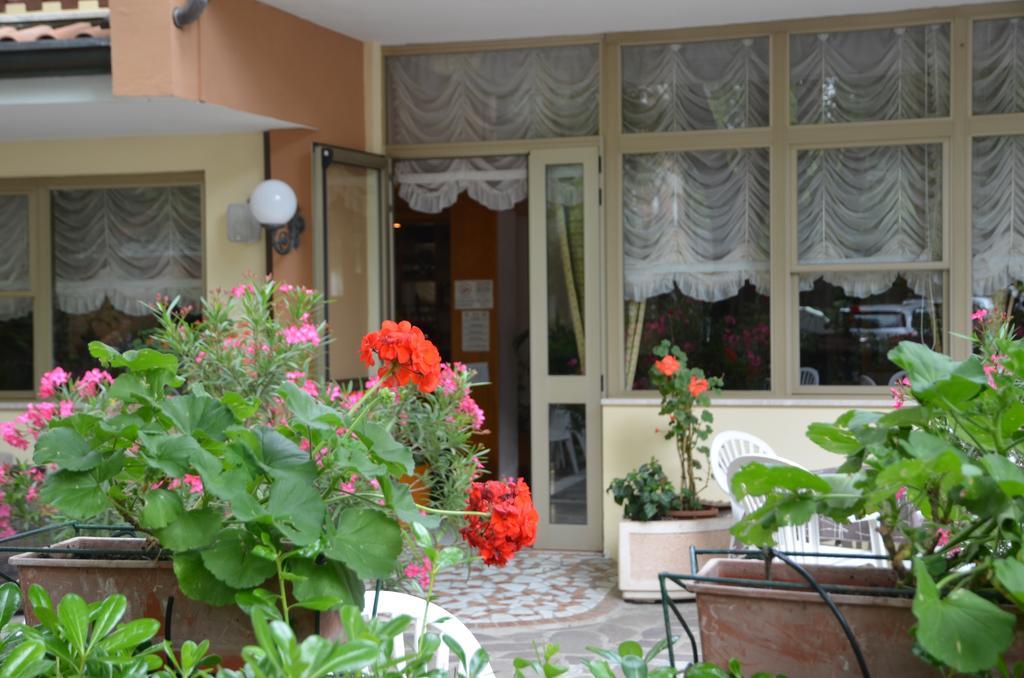 Hotel Monique แชร์เวีย ภายนอก รูปภาพ