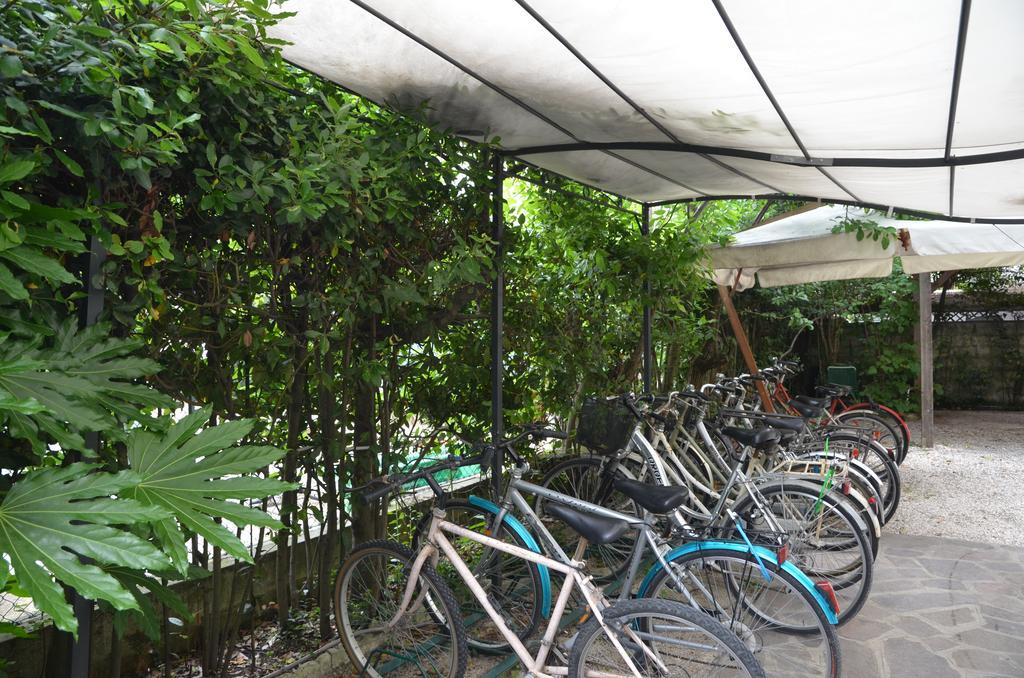 Hotel Monique แชร์เวีย ภายนอก รูปภาพ