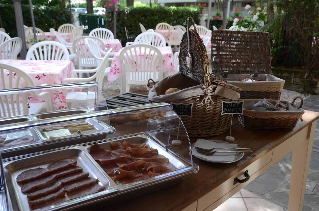 Hotel Monique แชร์เวีย ภายนอก รูปภาพ