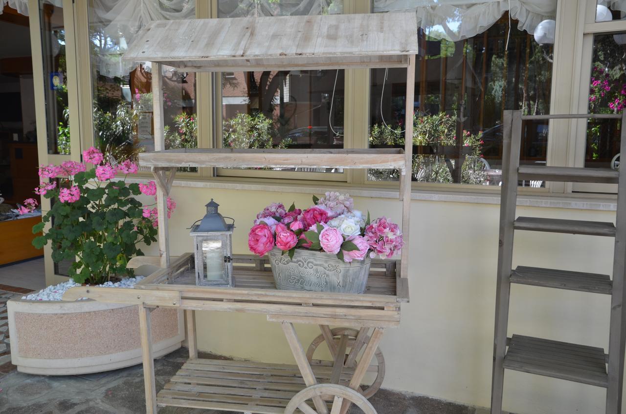 Hotel Monique แชร์เวีย ภายนอก รูปภาพ