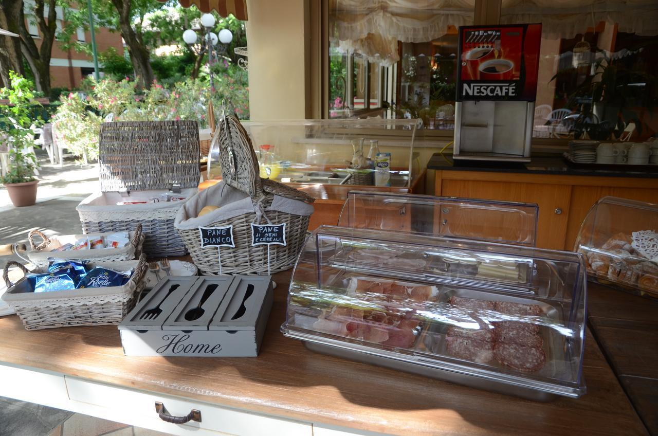 Hotel Monique แชร์เวีย ภายนอก รูปภาพ