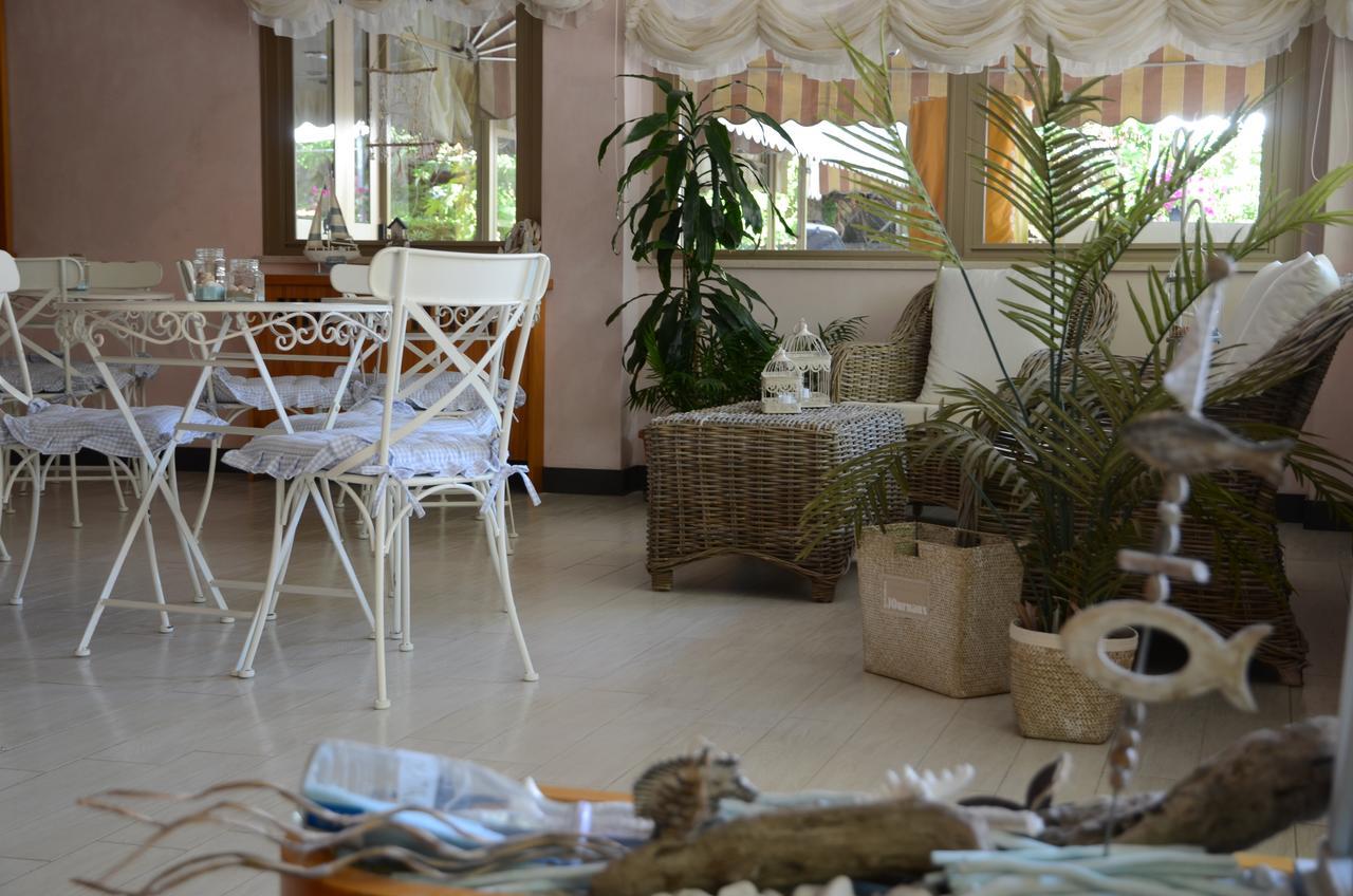 Hotel Monique แชร์เวีย ภายนอก รูปภาพ