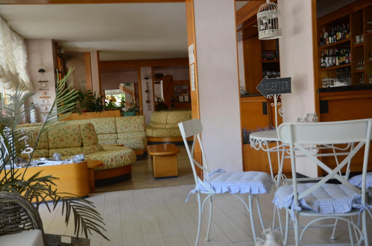 Hotel Monique แชร์เวีย ภายนอก รูปภาพ